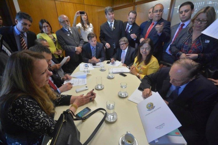 Pedro Zidoi - assinando