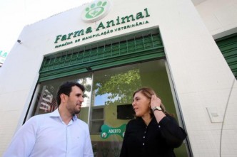 Genario e Nivea na entrada da Farma Animal